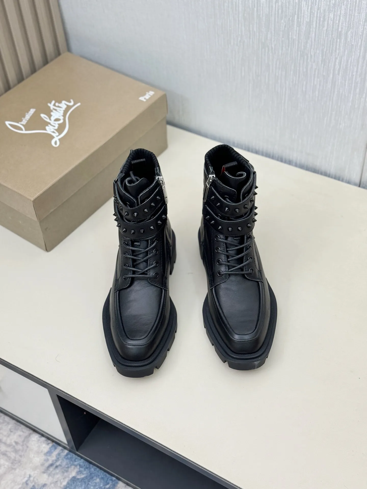 [CL～High-end men’s red-soled shoes] Top P: 940💰. Size: 39-44 (38.45.46 can be customized) 🆑Top original purchase agent Imported open-edge bead fabric and water-dyed cowhide inside 🉑️ Imported TPU rubber sole, wear-resistant and non-slip, full of European style.